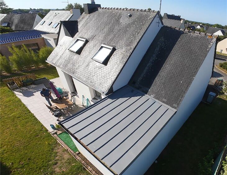 Vue aérienne d'une maison avec toitures en ardoise et zinc.